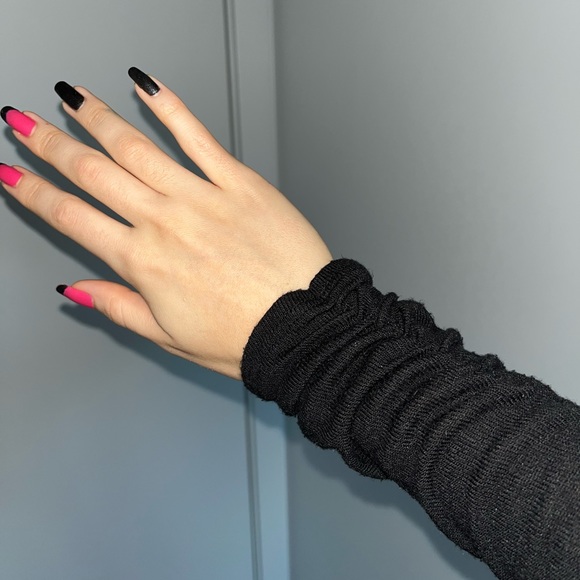 Elegant black garage long sleeve with ruching - Picture 2 of 3